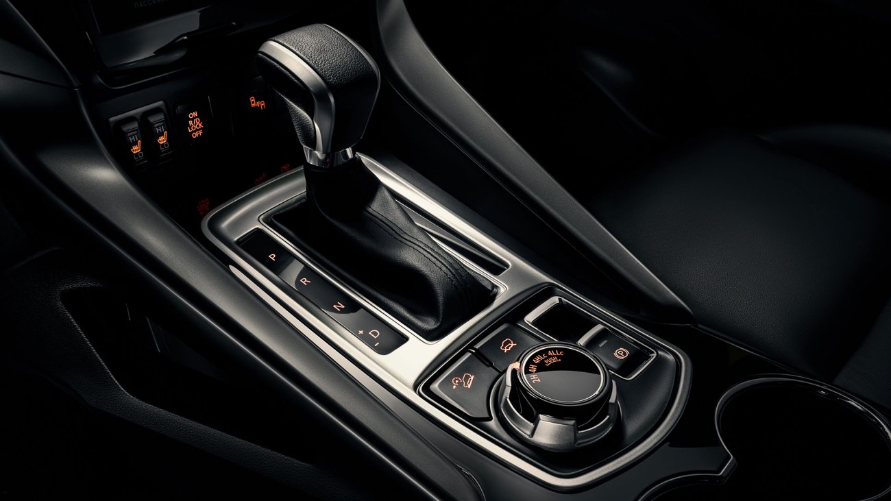/img/cars/1637052713-interior_mitsubishi_Pajero_Sport_3.jpg